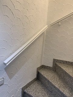 Handlauf Buche wei&szlig;, Omega 55x50mm mit wei&szlig;en Handlaufhaltern