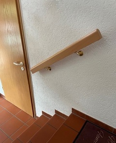 Handlauf Buche Vierkant gerundet mit Messinghaltern
